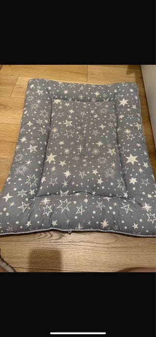 Cama perro gris estrellas