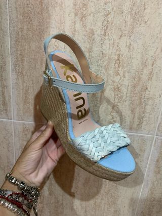 Sandalias Kaana cuña azul blanco