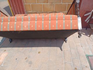 Sofá antiguo de madera - estilo vintage