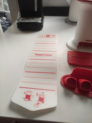 Croquetero Tupperware rojo y blanco