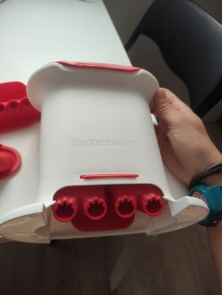Croquetero Tupperware rojo y blanco