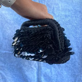 Clutch nera con paillettes