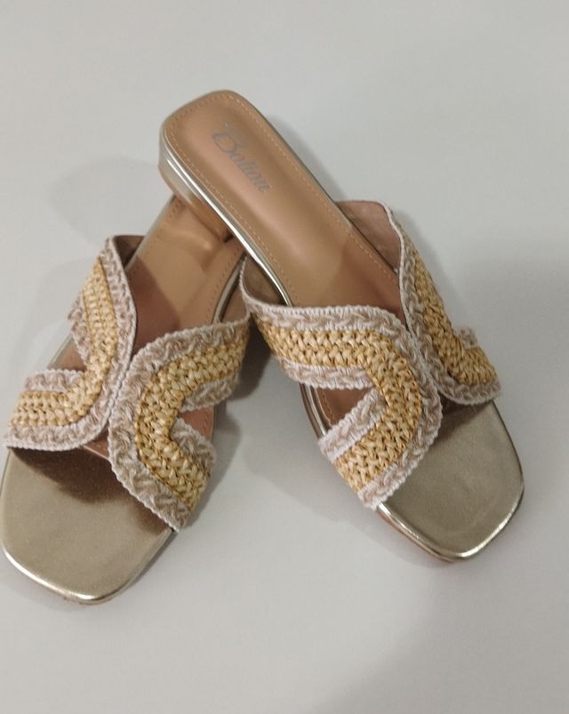 Sandalias planas doradas beige