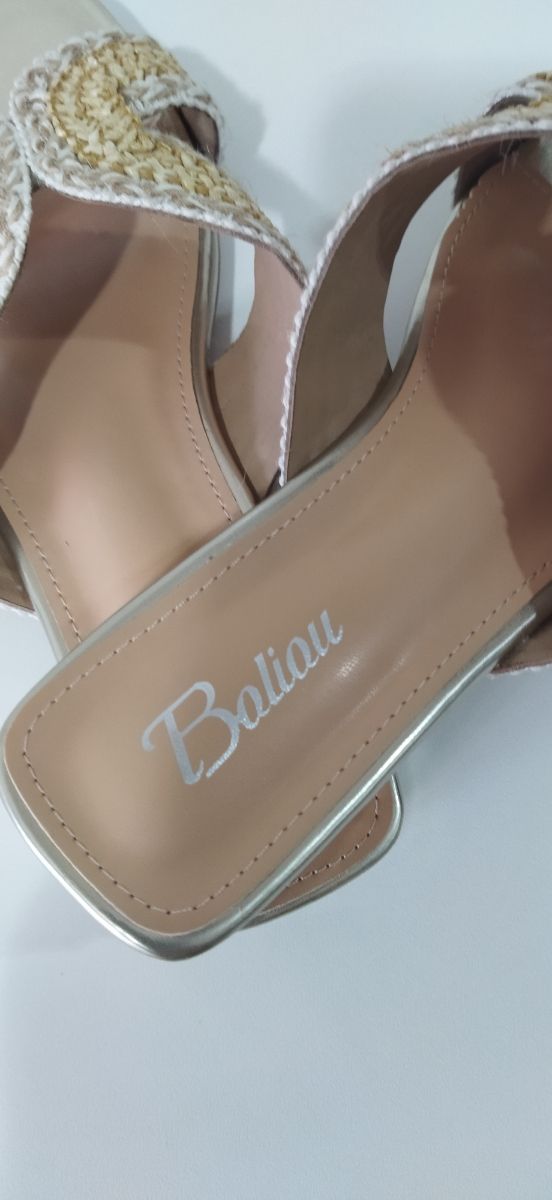 Sandalias planas doradas beige