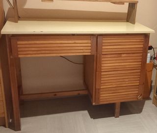 Escritorio madera cinco cajones.