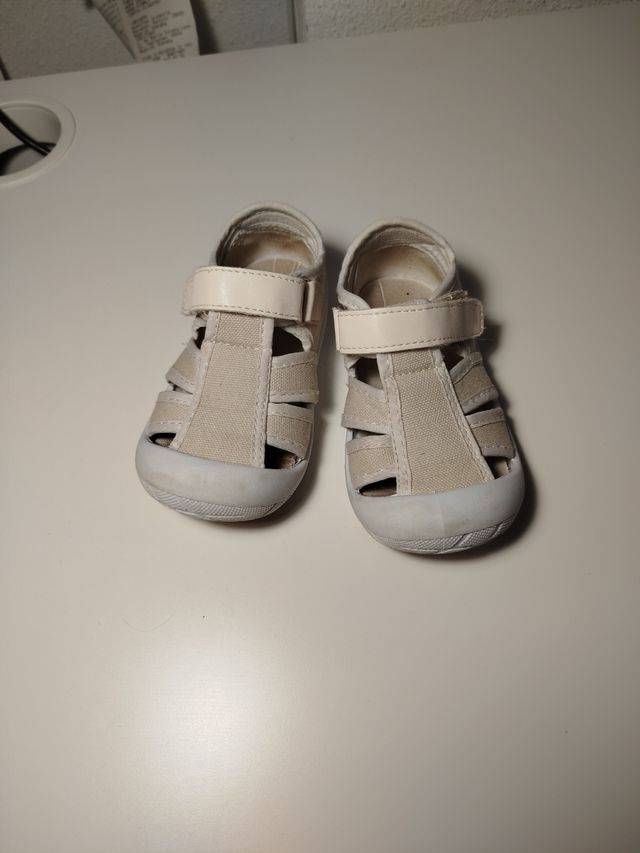 Sandalias niño beige talla 22