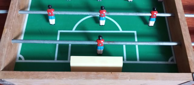 Futbolín antiguo de madera