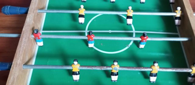 Futbolín antiguo de madera