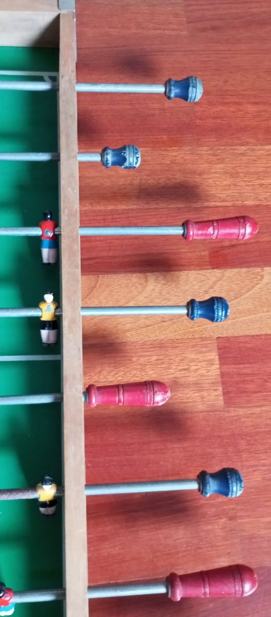 Futbolín antiguo de madera