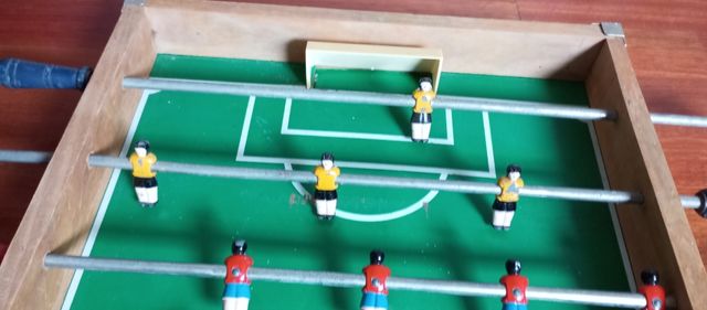 Futbolín antiguo de madera