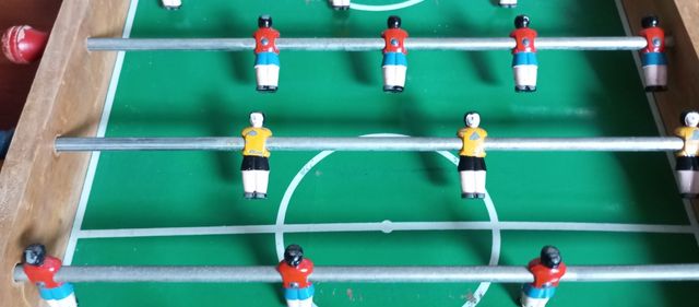 Futbolín antiguo de madera