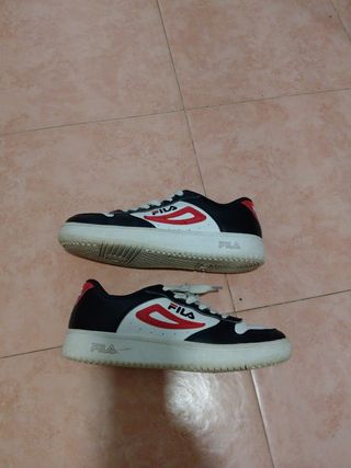 Zapatillas Fila blancas y negras, talla 37