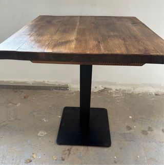 Mesa madera cuadrada con pie de metal