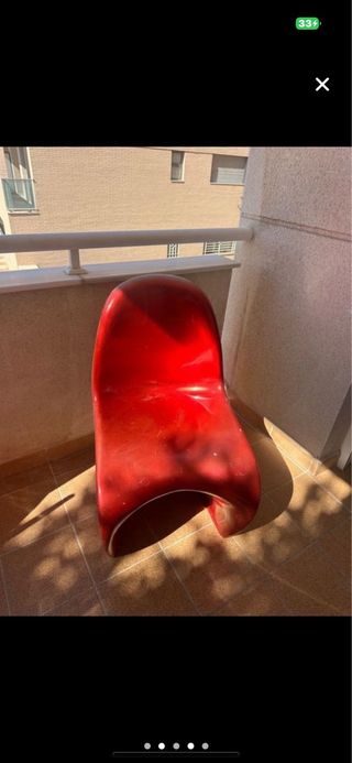 Silla roja de plástico