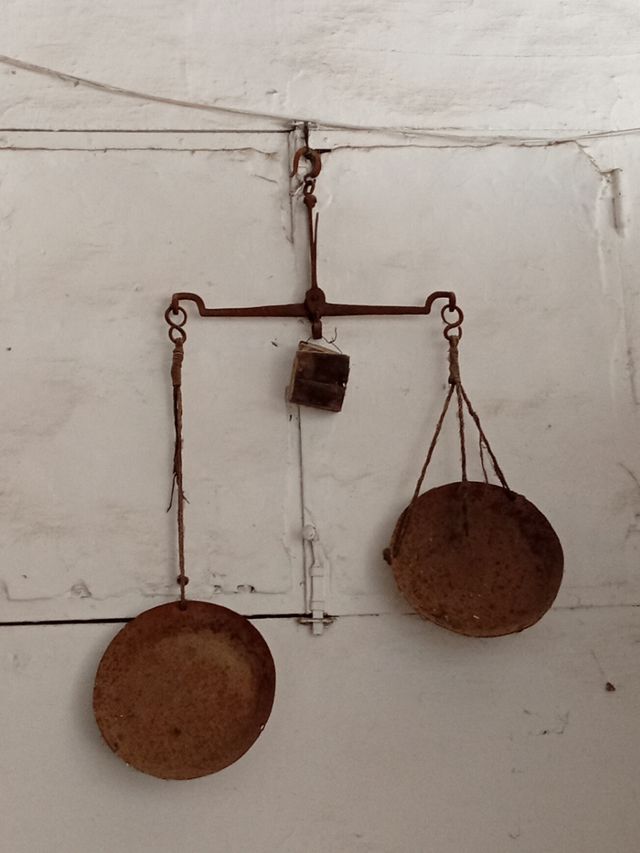 Dos romanas y una balanza antiguas