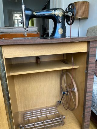 Máquina de coser Singer antigua 1915 con mueble