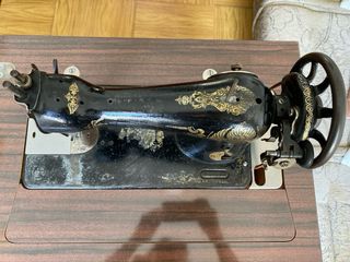 Máquina de coser Singer antigua 1915 con mueble