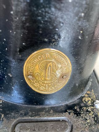 Máquina de coser Singer antigua 1915 con mueble