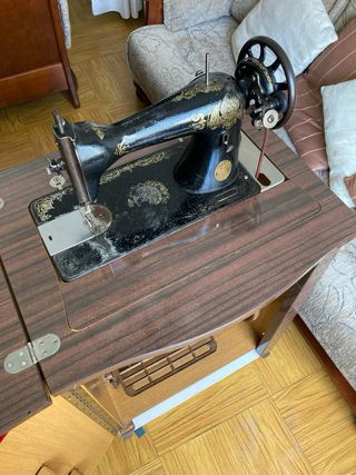 Máquina de coser Singer antigua 1915 con mueble