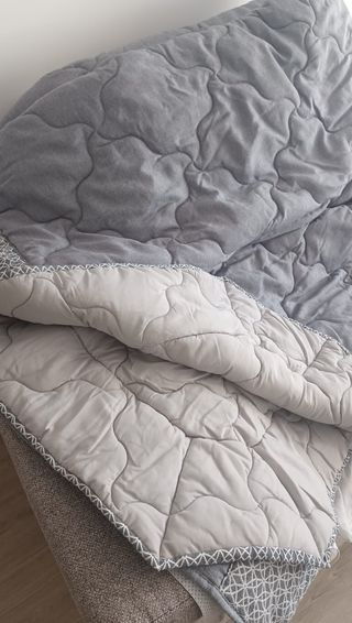 Edredón gris y blanco para cama de 135cm. 