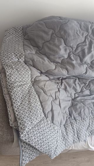Edredón gris y blanco para cama de 135cm. 