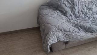Edredón gris y blanco para cama de 135cm. 
