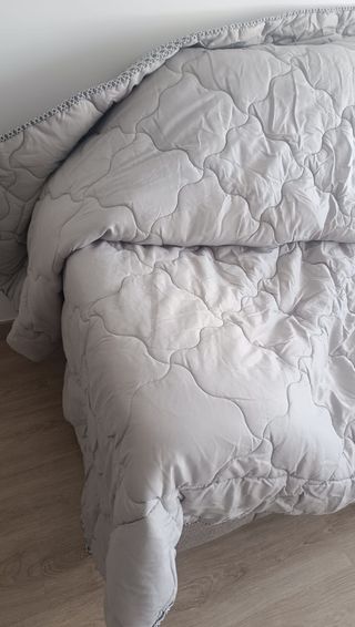 Edredón gris y blanco para cama de 135cm. 