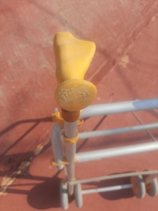 Andador con ruedas plegable