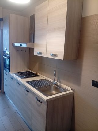 Cucina beige in legno e metallo