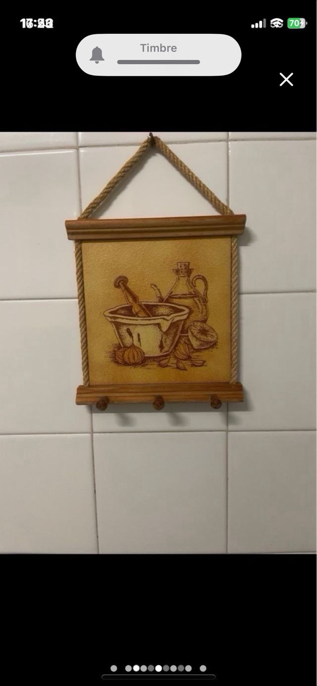 Reloj, colgador de llaves y percheros de madera