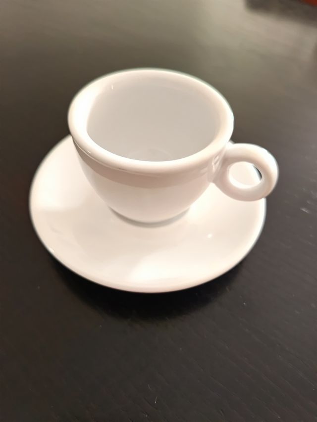 Juego 6 tazas café y 6 platos de porcelana blancas