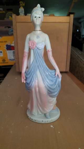 Figura porcelana mujer - azul, rosa