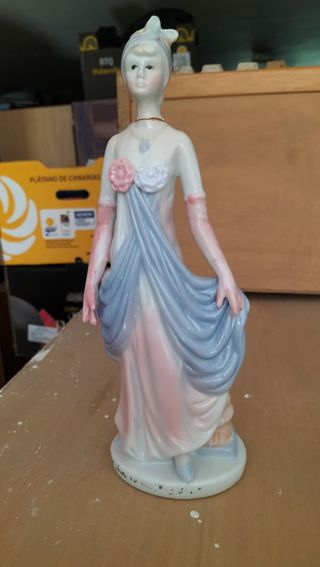 Figura porcelana mujer - azul, rosa