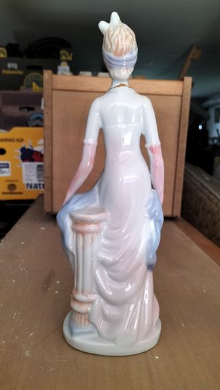Figura porcelana mujer - azul, rosa