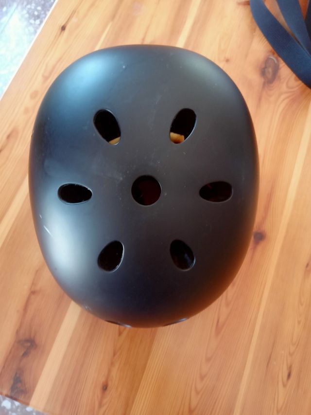 Casco patinete negro