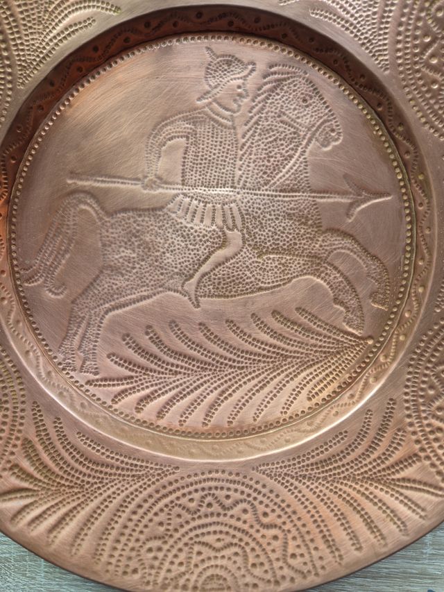 Dos Platos de cobre repujado - Caballeros