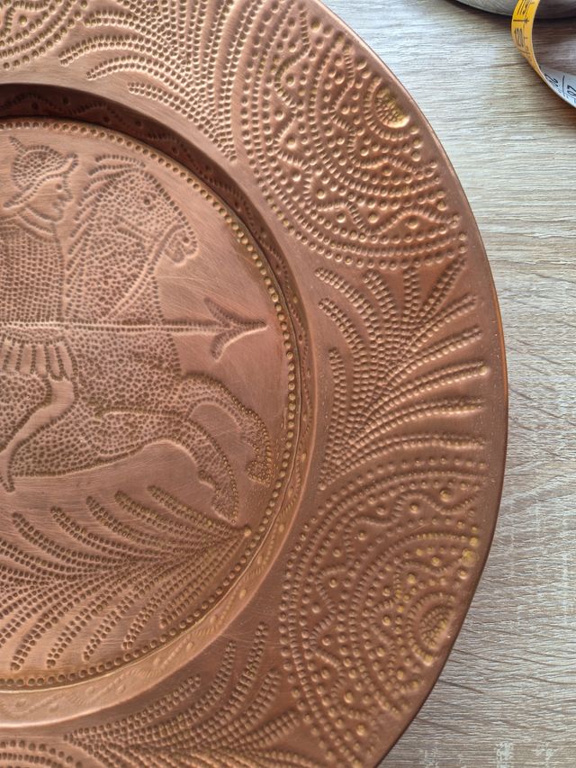 Dos Platos de cobre repujado - Caballeros