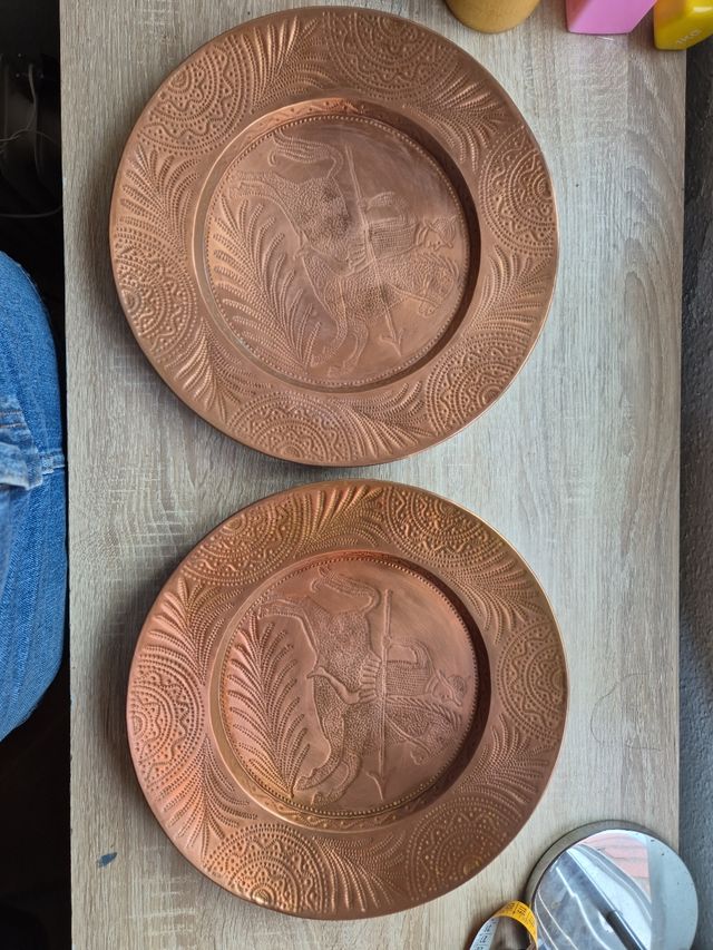 Dos Platos de cobre repujado - Caballeros