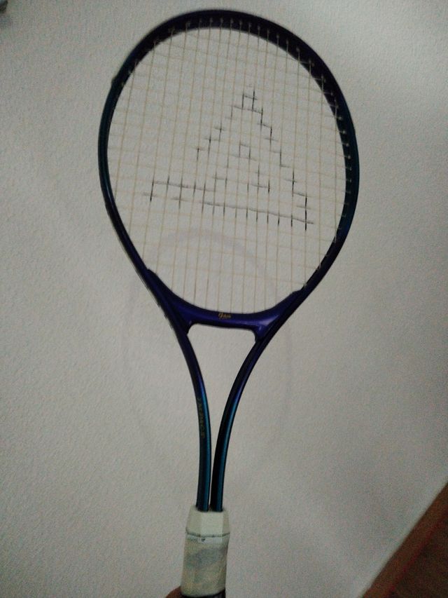 Raqueta Tenis usada (IMPACT.) ligera y suave .