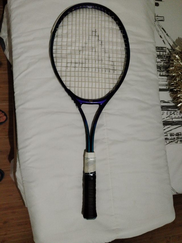 Raqueta Tenis usada (IMPACT.) ligera y suave .