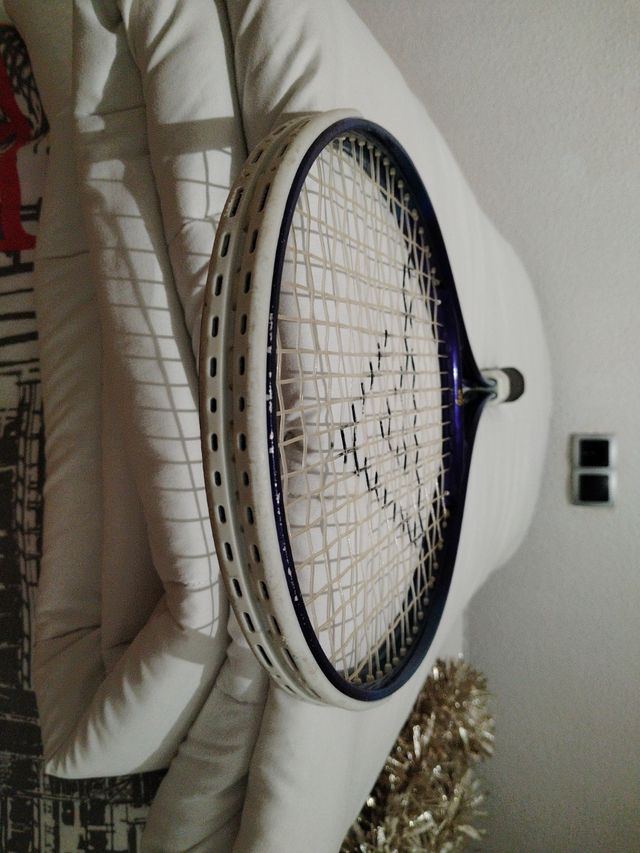 Raqueta Tenis usada (IMPACT.) ligera y suave .