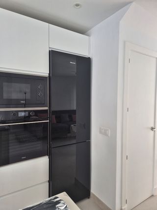 Puerta nevera Hisense - cristal negro