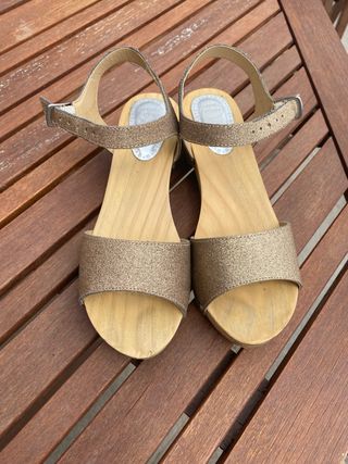 Sandalias doradas T38, suela madera