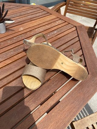Sandalias doradas T38, suela madera