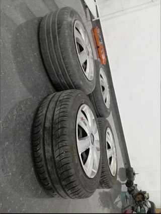 4 Llantas 5x100 con neumáticos.