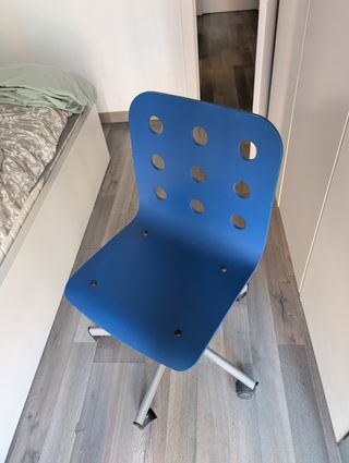 Silla azul oficina Ikea.