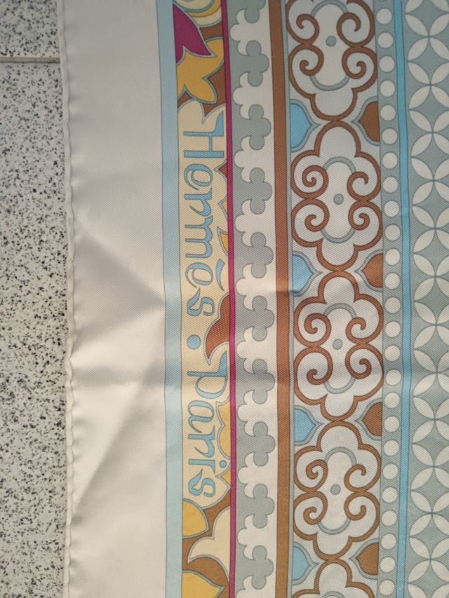 Foulard Hermes 2009 "La Femme aux Semelles de vent