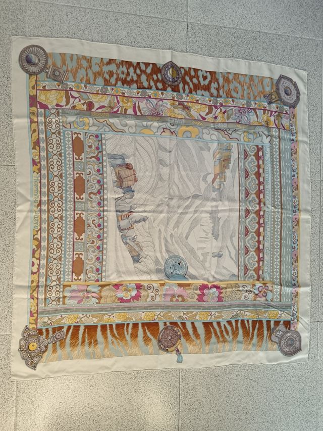 Foulard Hermes 2009 "La Femme aux Semelles de vent