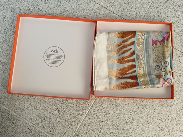 Foulard Hermes 2009 "La Femme aux Semelles de vent