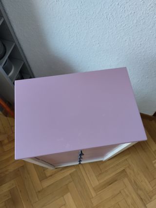 Cajonera lila y blanca madera